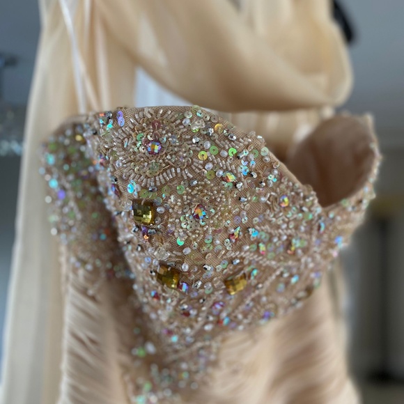 Dresses - Picture 6 of 8